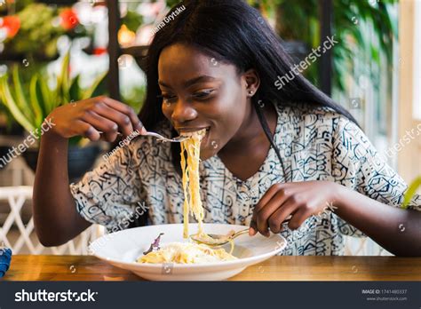 16 African american woman in cafe eat spaghetti pasta 图片、库存照片和矢量图 ...