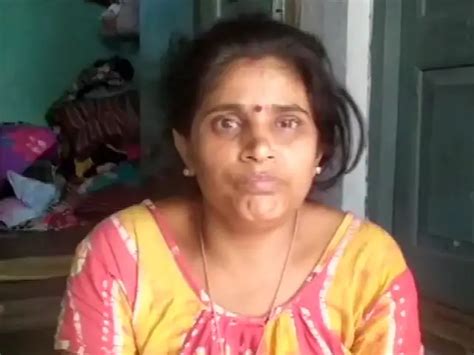 Financial situation - 11-year-old Jamshedpur girl sells dozen mangoes ...