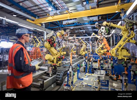 Industrial Robots Building Cars 的图像结果