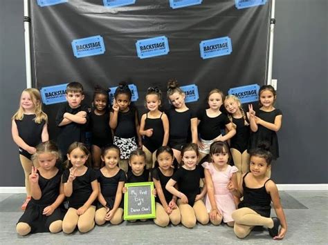 First Class Students Dance Performance 的图像结果