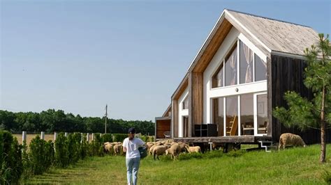 What is a Farmhouse? Types, Uses, Places to Buy, Decor and More - Dwello