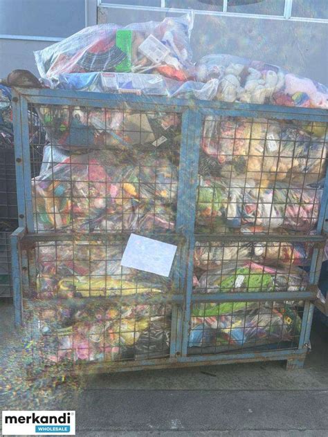 Clothing, bags, shoes, belts per kilo - Italy, Used - The wholesale ...