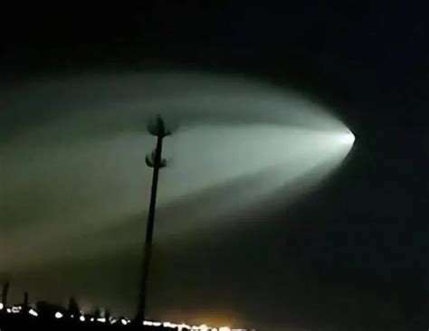 新疆多地现巨大发光不明飞行物 网友调侃称外星人开启了远光灯_军事频道_中华网