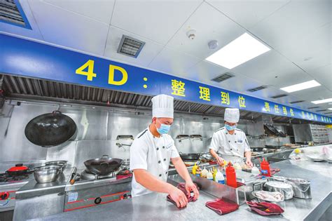 后厨员工风采_河南枫林餐饮管理有限公司