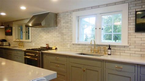 No upper cabinets really creates a light and airy vibe in this country ...