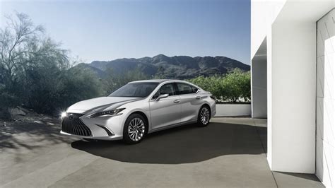 2022 Lexus ES300h vs 2022 Toyota Camry Hybrid: Is the $15,000 Upgrade Worth it?