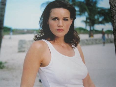 CARLA GUGINO HAND SIGNED PHOTO. SIN CITY. ENTOURAGE. SPY KIDS. WATCHMEN ...
