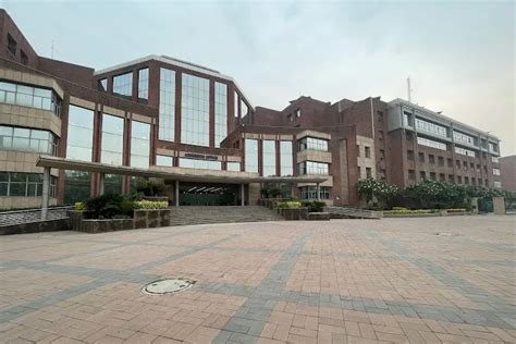 Amity School of Communication Noida Campus: Photos, Virtual Tour