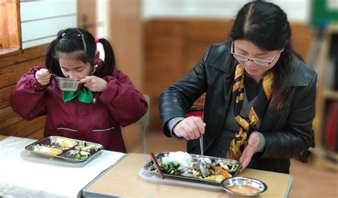 海南多所中小学已开启“陪餐制” 家长：陪餐制度不能流于形式_海口网