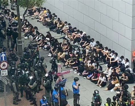 香港警方一天拘捕逾360人，暴徒被捕成排“乖乖坐” | 北晚新视觉