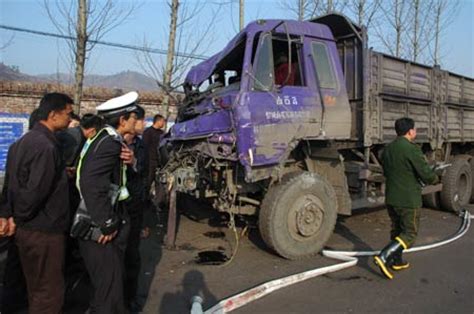 山西沁源交通事故肇事司机被查出有两个驾照_新闻中心_新浪网