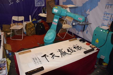 人形机器人定制解决方案（小E机器人）-深圳市城市漫步科技有限公司