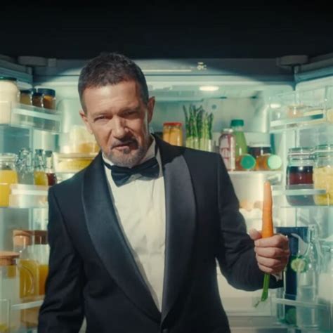 Aubrey Plaza Ritz Commercial 的图像结果