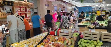 兰州丨超市商品齐全，消费者购物有序_北京华联超市_国芳_蔬菜