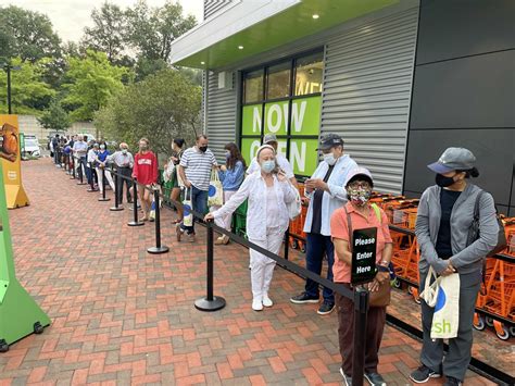 Hundreds line up as Amazon Fresh opens in Chevy Chase - WTOP News