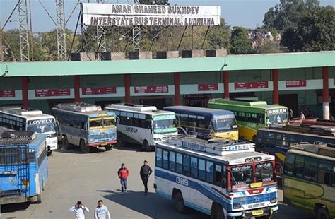 Bus Stand के पास महिला को इस हालत में देख शर्मसार हुआ हर कोई, लोगों ने ...