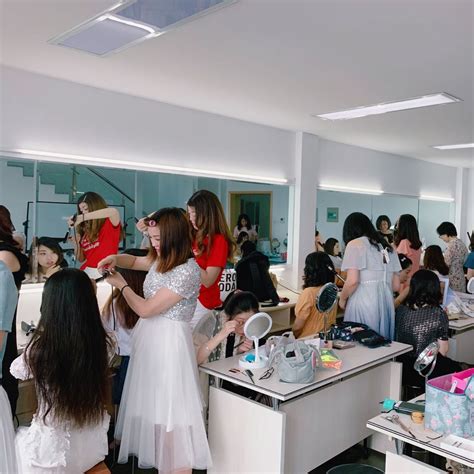 化妆学校培训班学费多少钱一个月 - 首脑美容美发化妆美甲学院