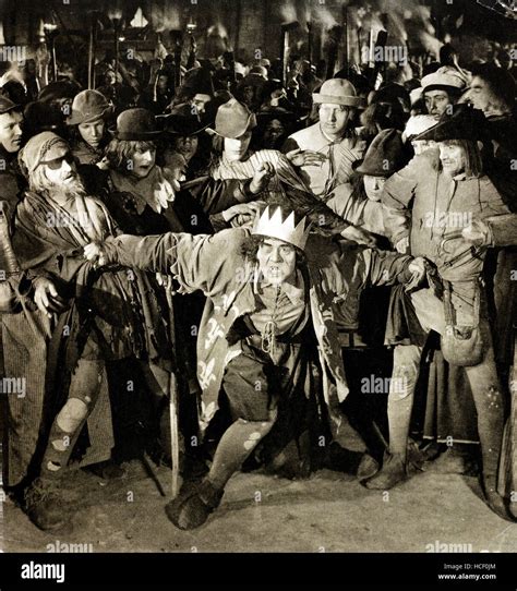 THE HUNCHBACK OF NOTRE DAME, center: Lon Chaney, Sr., 1923 Stock Photo ...