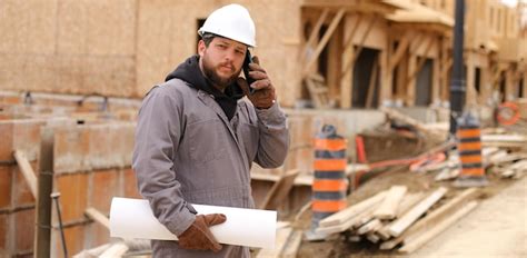 Man Using Phone Side View 的图像结果
