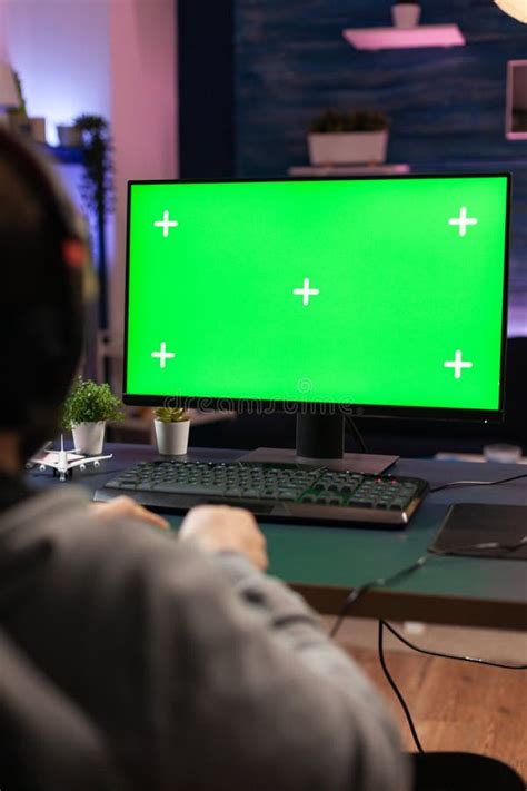 Man Looking at Computer Greenscreen 的图像结果
