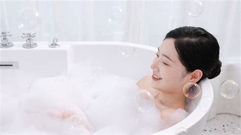 女生泡澡时悠闲地吹着泡沫mp4格式视频下载_正版视频编号731252-摄图网