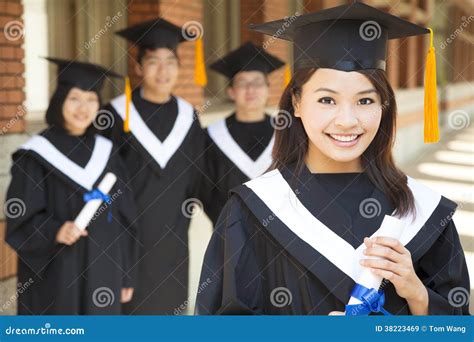 拿着与同学的美丽的大学毕业生文凭 库存图片. 图片 包括有 聚会所, 相当, 特写镜头, 杆菌, 文凭, 生活方式 - 38223469