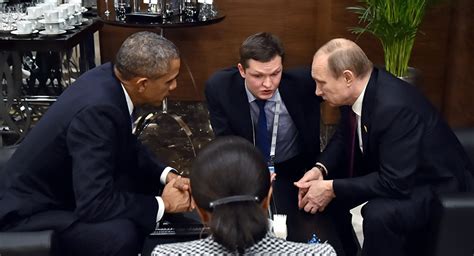 奥巴马、普京碰面冷漠握手画面