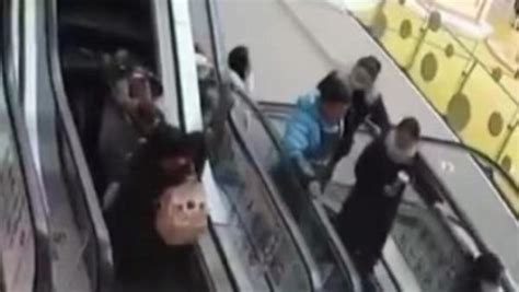 母亲推婴儿车上扶梯摔倒，身后小伙出手相助_凤凰网视频_凤凰网