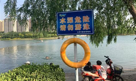邢台123：七里河畔，水深危险请勿游泳警示牌旁边，游泳者屡禁不止