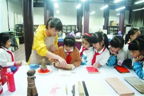 传承传统手工技艺 成都金牛区创享中心举行木刻版画学习活动 - 中国网