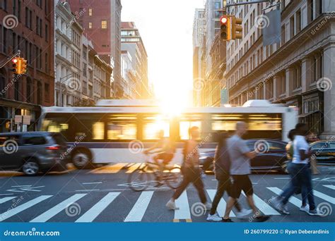Personenauto ' S Met Fietsen En Bussen Die Door Een Drukke Kruispunt Op ...