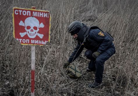 https://www.reuters.com/graphics/UKRAINE-CRISIS/LANDMINES/myvmgnqbavr/cdn/images/demining.jpg