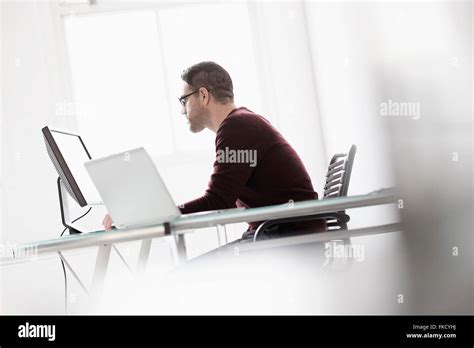 Man Using Computer in Office 的图像结果