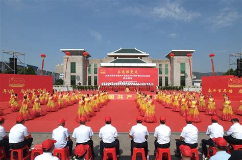 图为“永远跟党走”——吕梁市庆祝中国共产党成立100周年群众文化活动歌咏专场现场。王益炜 摄