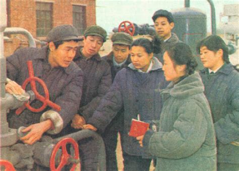 老照片：上世纪七十年代大庆油田，工人们热火朝天抓生产
