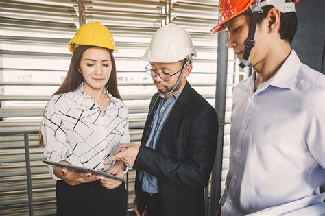People Standing in Office 的图像结果