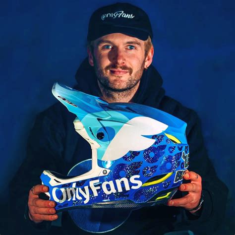 La UCI veta la publicidad de OnlyFans que luce Lewis Buchanan