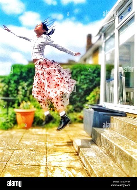 Skirt Flying Prank 的图像结果