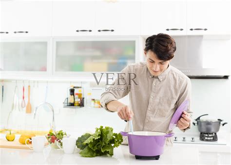 妇女在家厨房做饭时准备胡椒高清图片下载-正版图片502557113-摄图网
