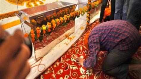 रकाबगंज गुरुद्वारा में दिल्ली के सीएम केजरीवाल ने टेका मत्था, देखें ...