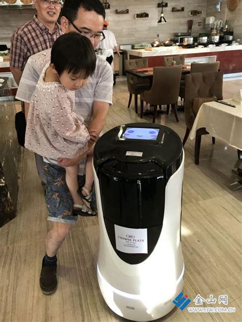 镇江首位酒店智能服务机器人“小润”入职 - 每日头条