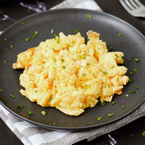 Creamy Air Fryer Scrambled Eggs Recipe (+Video) 🍳