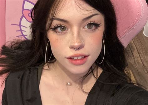 Nữ streamer Hannah Owo xinh đẹp lộ clip ăn kem cực nóng