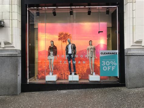 Retail Building Signage 的图像结果