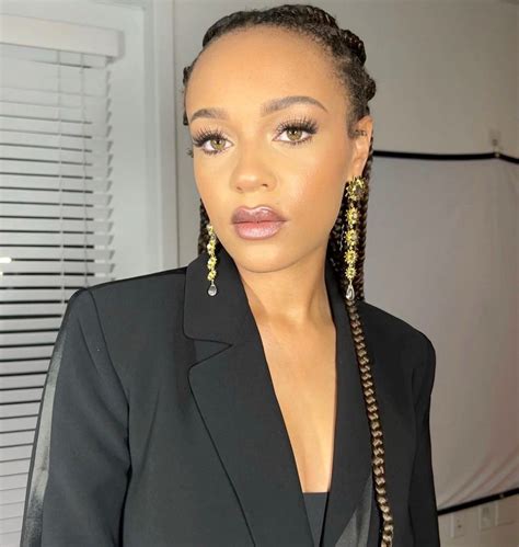 Reign Edwards – Mountain & Moon