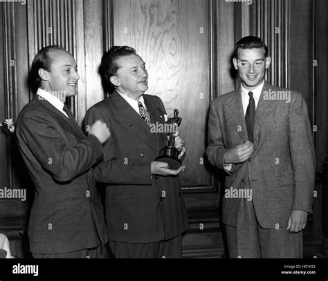 Jack Cardiff, Jean Hersholt with Guy Green's Oscar for Best Art ...