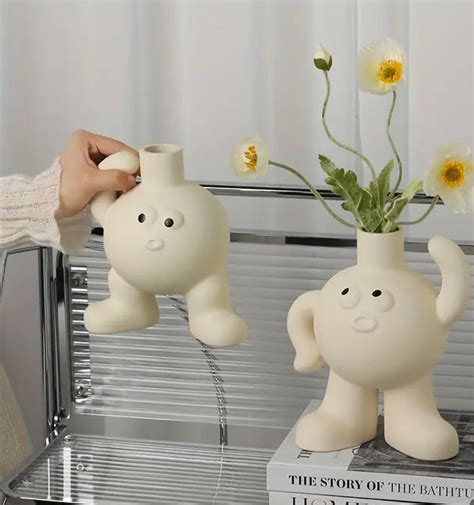 Big feet Flower vase scratching the head – https://artecasa.in/