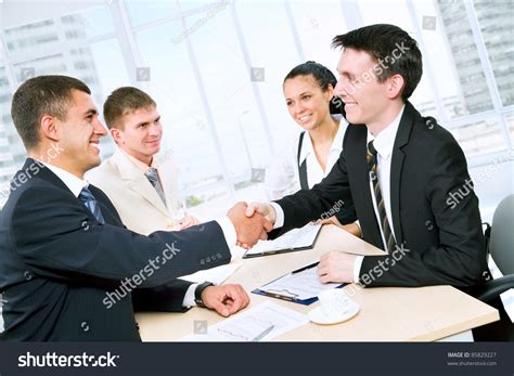 Business Shaking Hands 的图像结果