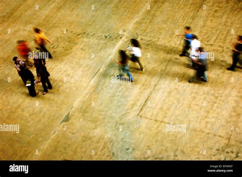 People Walking Blur 的图像结果