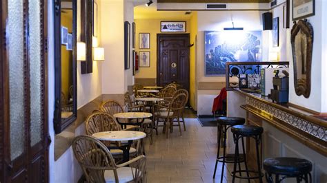 El bar de Zaragoza junto a la puerta del Carmen donde suena el piano en ...